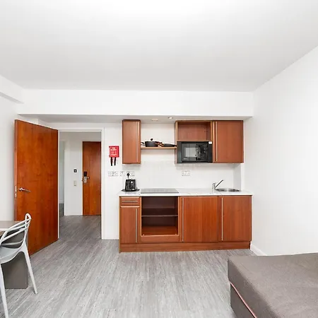 Stylish 2 Bed Apartment At Roland House